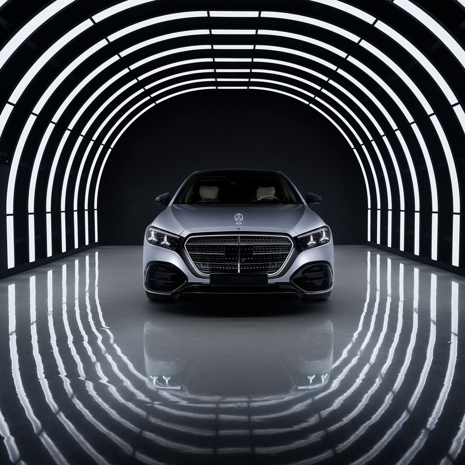 Mercedes-Benz Classe S vista frontale davanti ad archi luminosi.