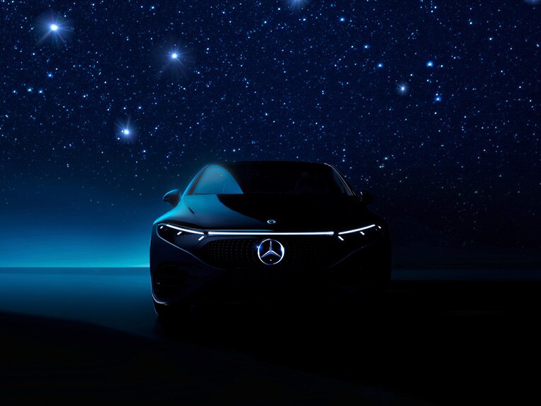 Mercedes unter Sternenhimmel