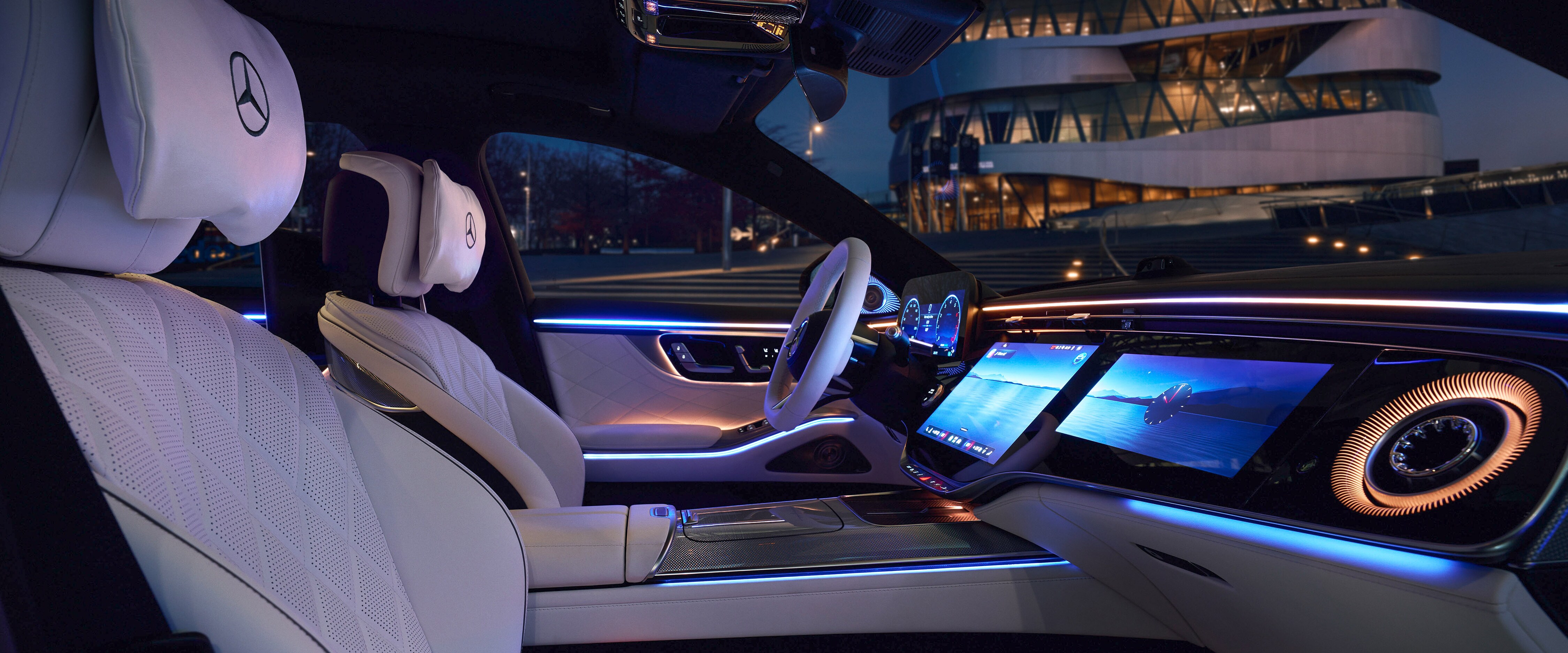 Der neue MBUX Superscreen beleuchtet das Cockpit der neuen S-Klasse.