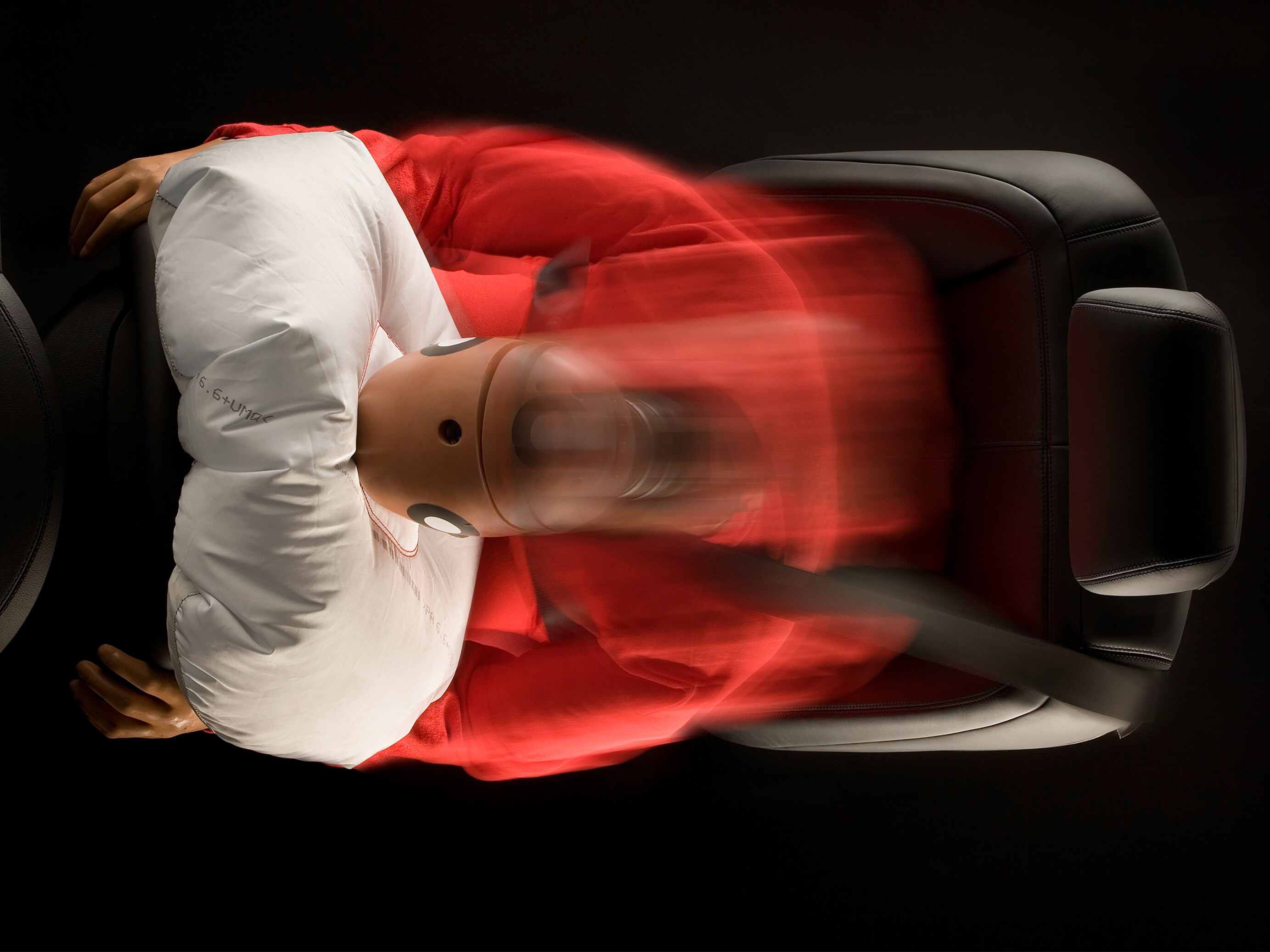 Un coussin d’air dans le volant: en complément de la ceinture de sécurité, l’airbag amortit la tête et le haut du corps en cas de choc frontal et peut éviter des blessures graves.