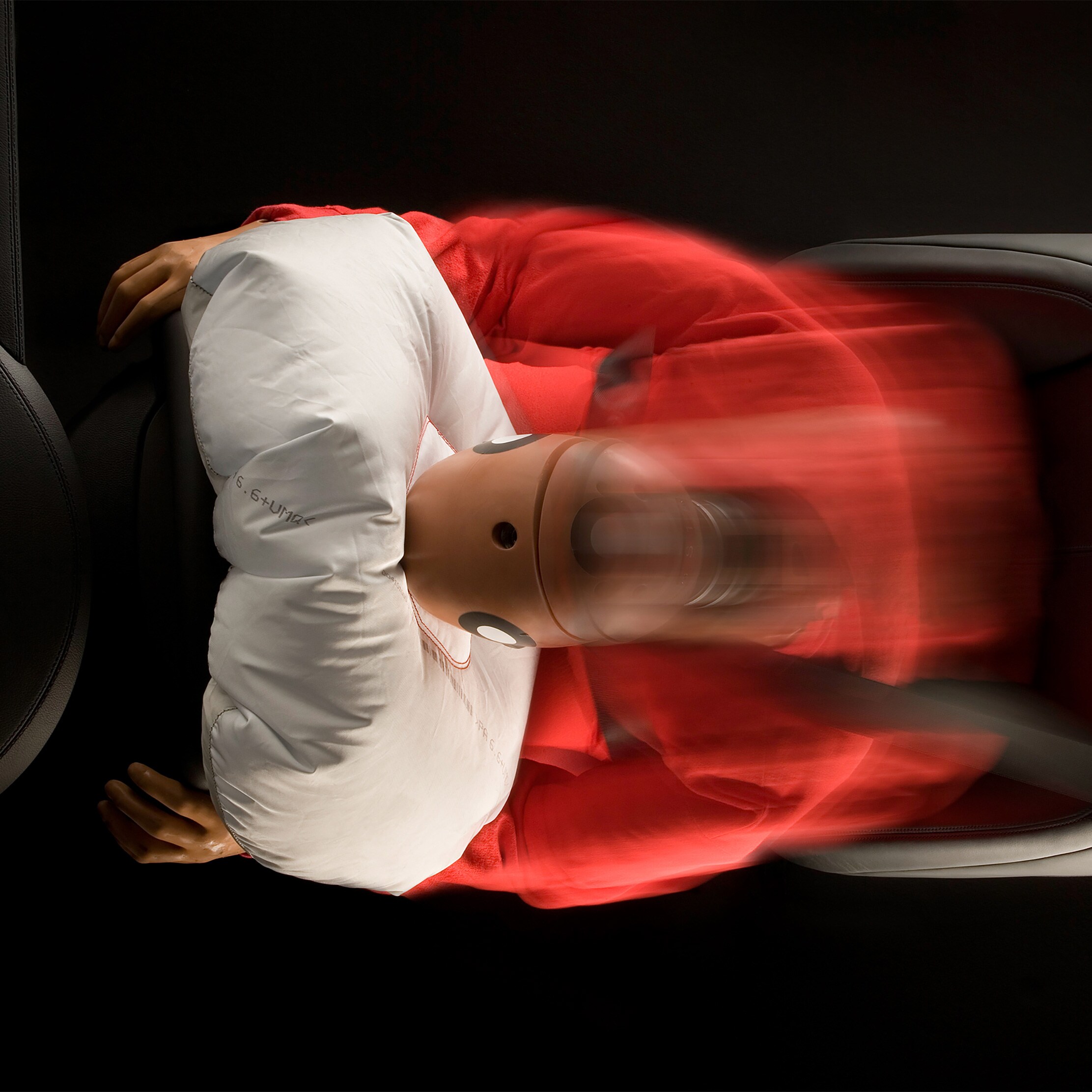 Ausgelöster Airbag schützt Crash-Test-Dummy bei Frontalaufprall.