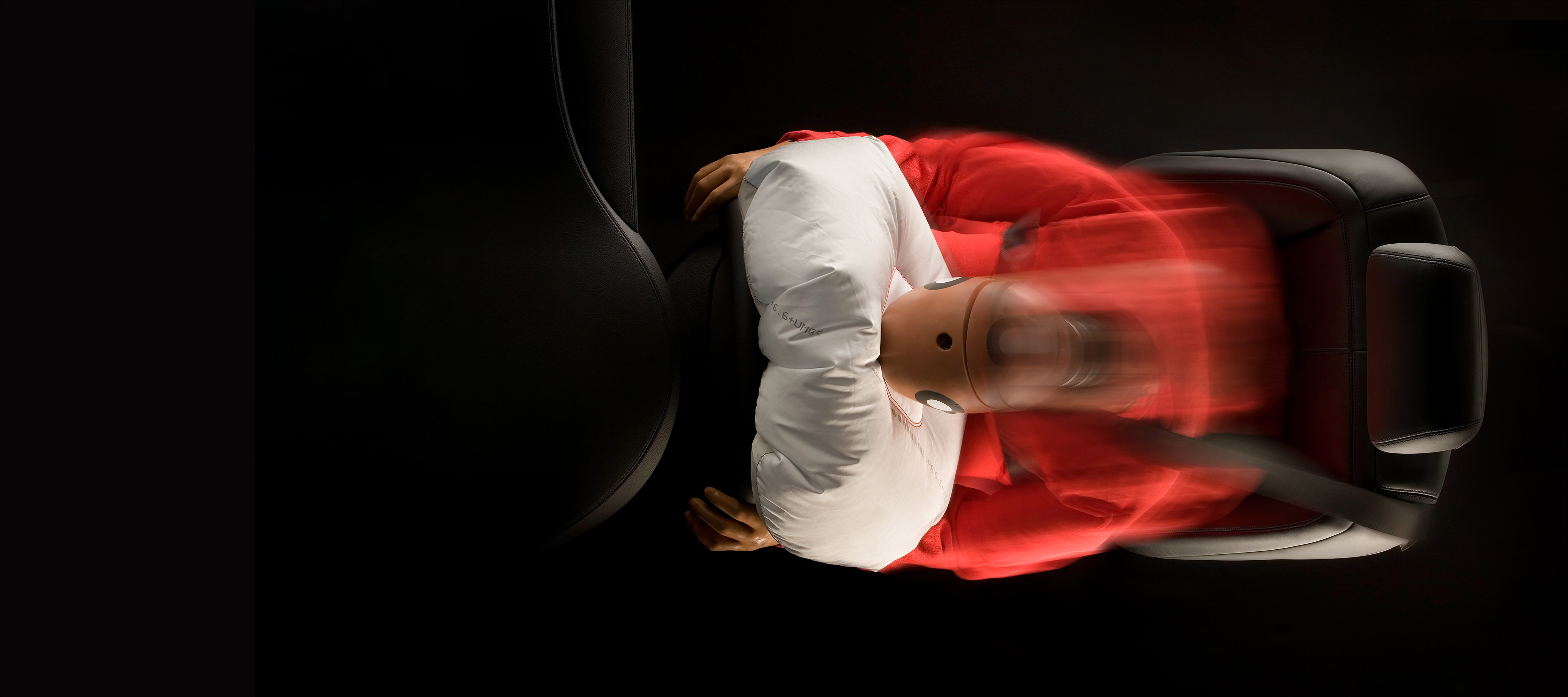 Luftpolster im Lenkrad: Als Ergänzung zum Sicherheitsgurt fängt der Airbag beim Frontalcrash Kopf und Oberkörper auf und kann schwere Verletzungen mindern. Ausgelöster Airbag schützt Crash-Test-Dummy bei Frontalaufprall.