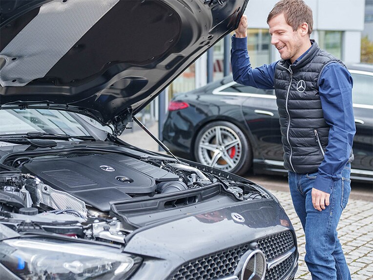Zwei Mercedes-Benz Fahrzeuge auf Piste mit Pylonen