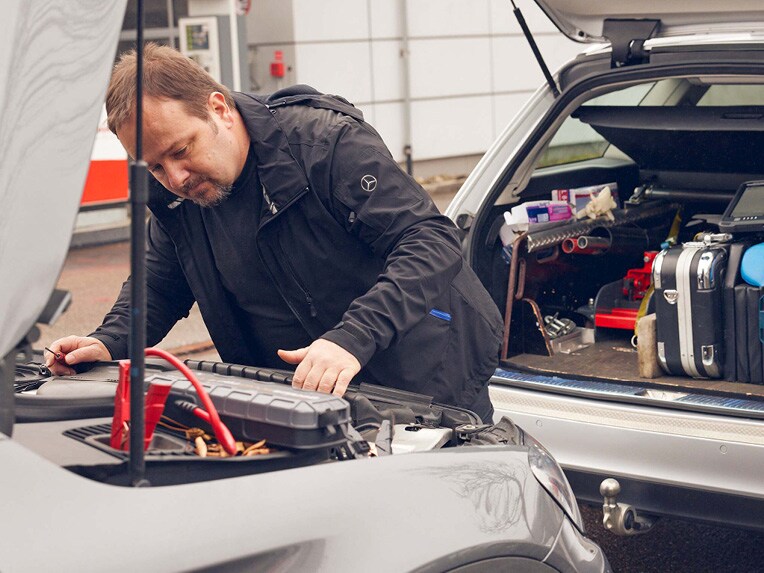 Pannenhelfer bei einem Mercedes-Benz-Fahrzeug