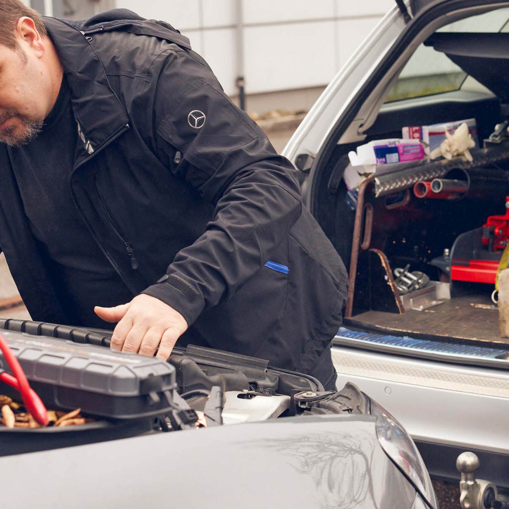 Dépanneur intervenant sur véhicule Mercedes-Benz