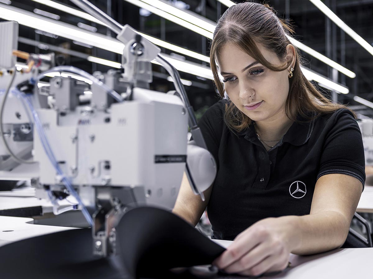 Una cucitrice Una cucitrice lavora nella manifattura di Mercedes-Benz a Sindelfingen