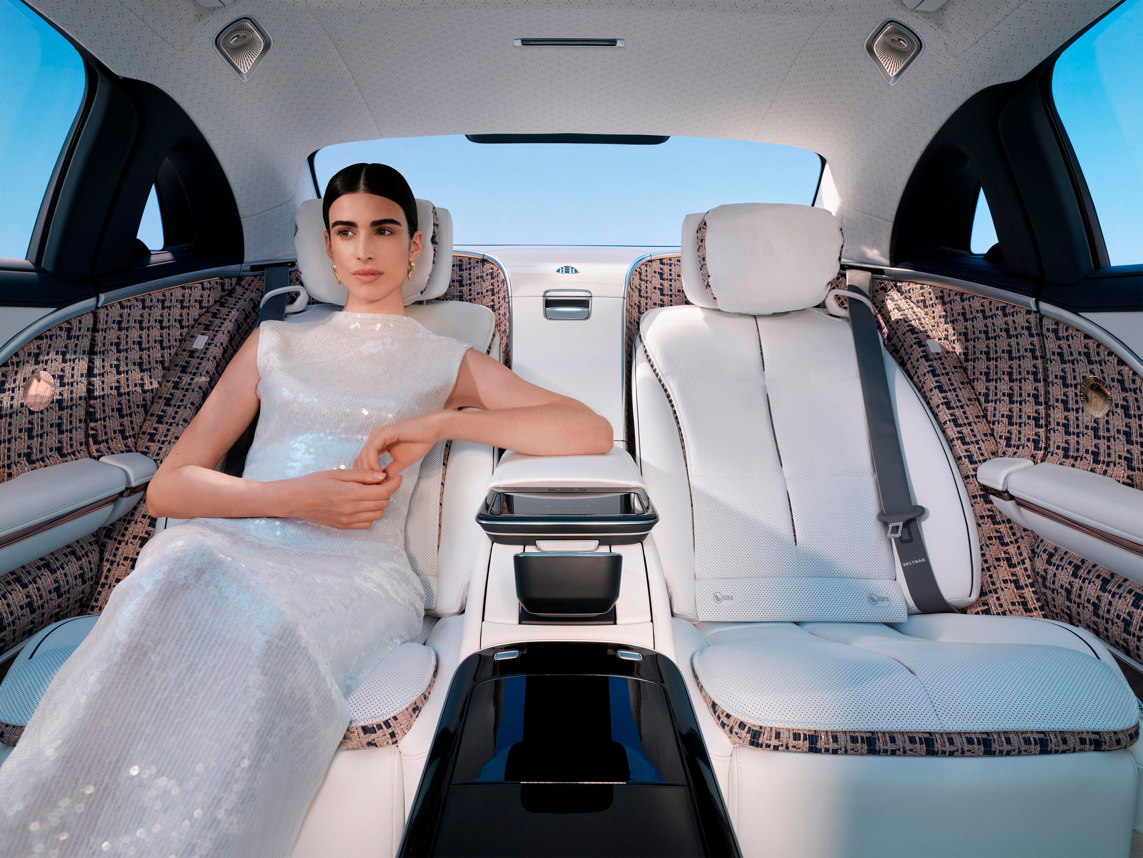 Eine elegant gekleidete junge Frau im Fond der Mercedes-Maybach S-Klasse Haute Voiture 