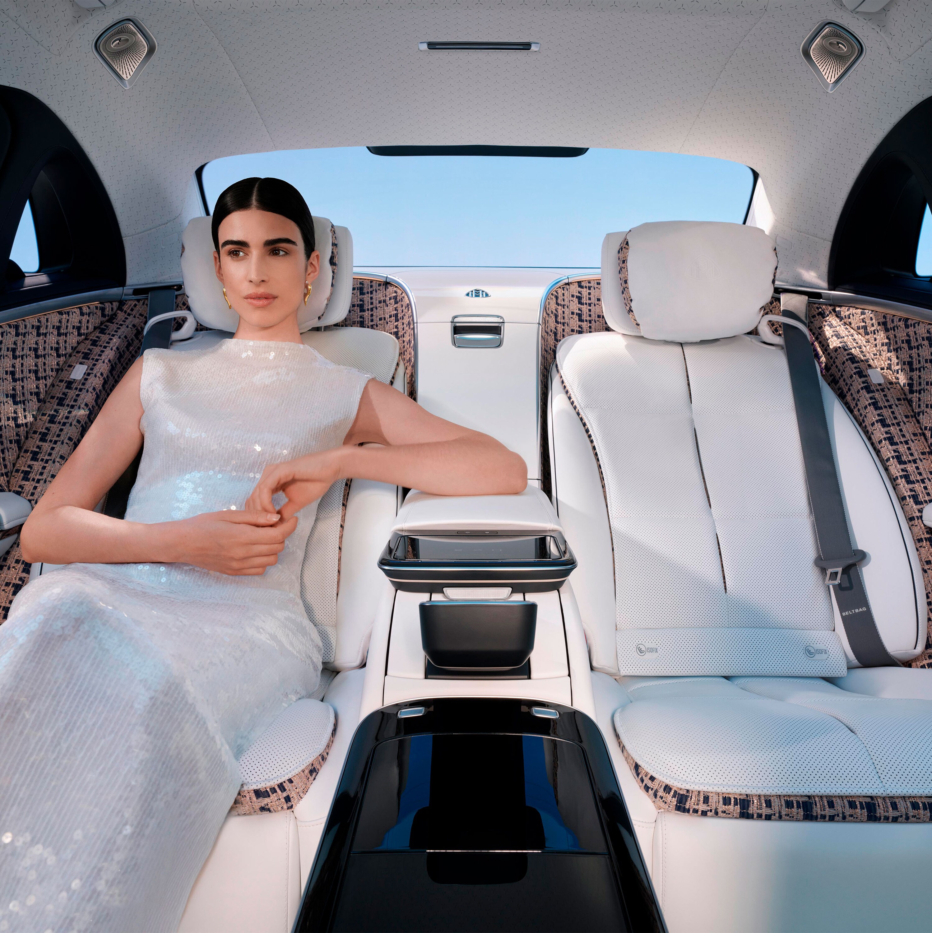 Une jeune femme élégamment vêtue à l’arrière de la Mercedes-Maybach Classe S Haute Voiture 