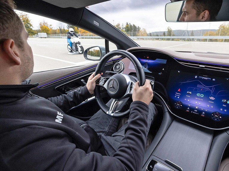 Le conducteur fait attention à l'approche de la moto