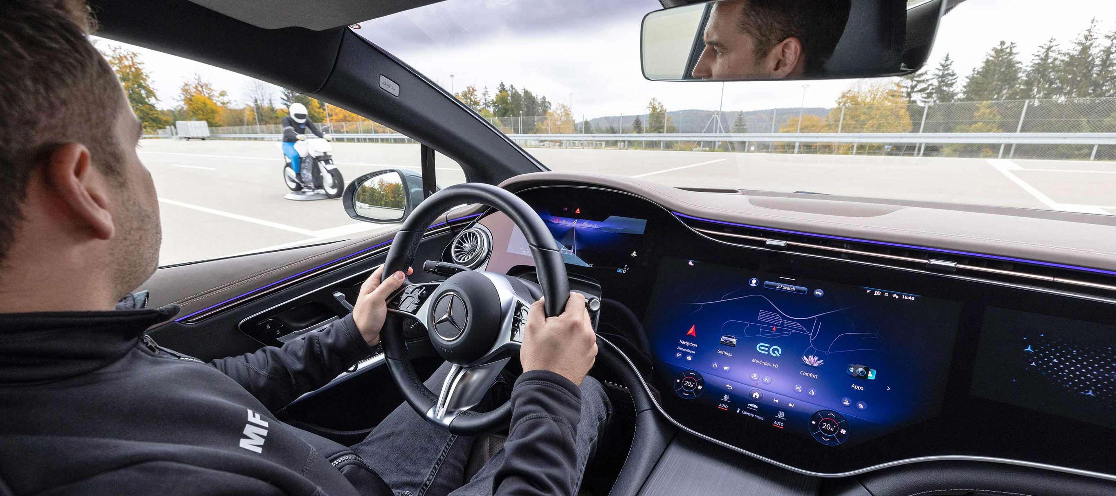 Un conducteur de Mercedes-Benz a remarqué une moto qui approchait Le conducteur fait attention à l'approche de la moto