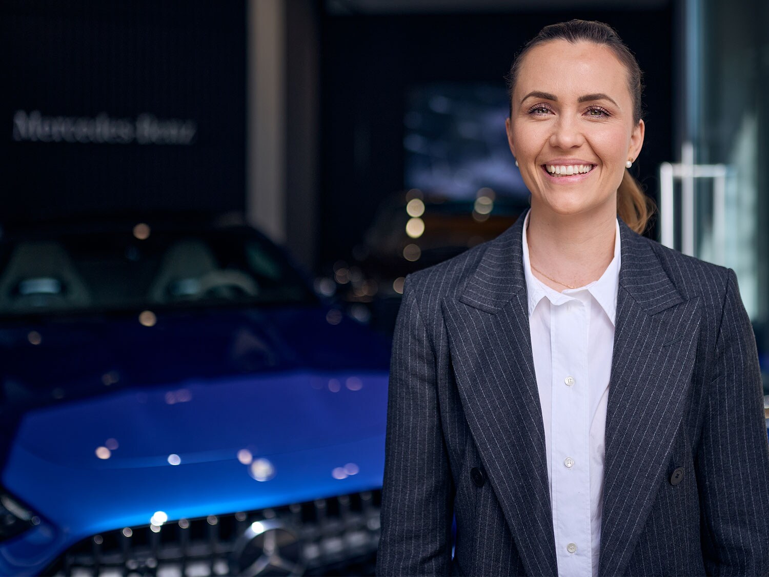 Une femme prend la pose dans la boutique «Stars@Mercedes-Benz» à Zurich.