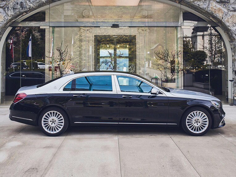 Mercedes-Maybach vor Hoteleingang