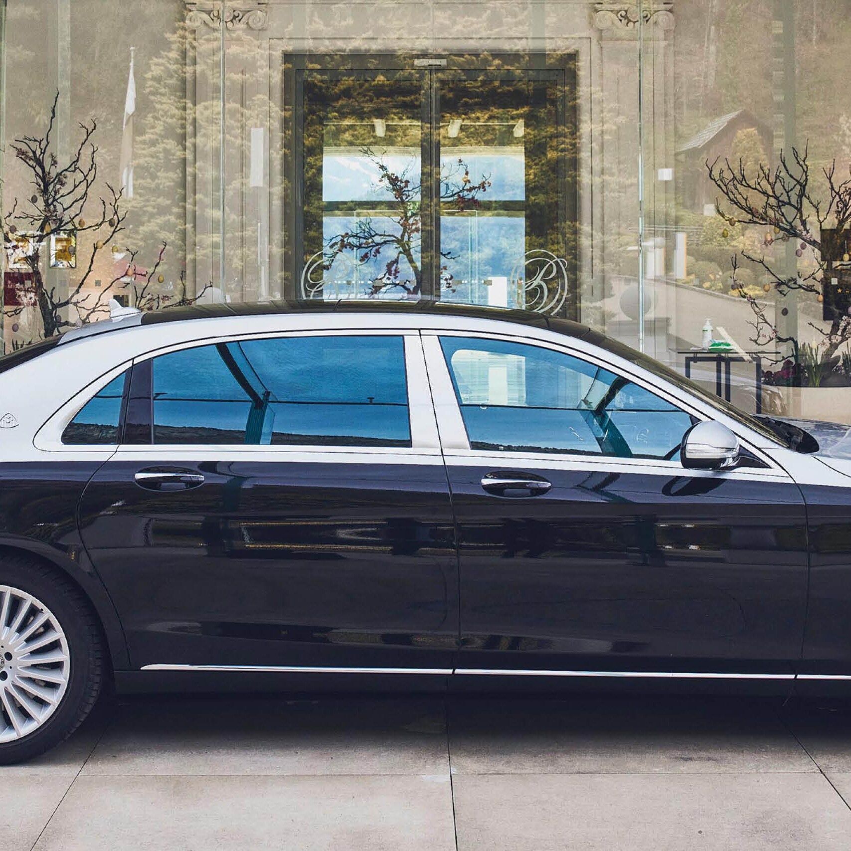 Mercedes-Maybach vor Hoteleingang