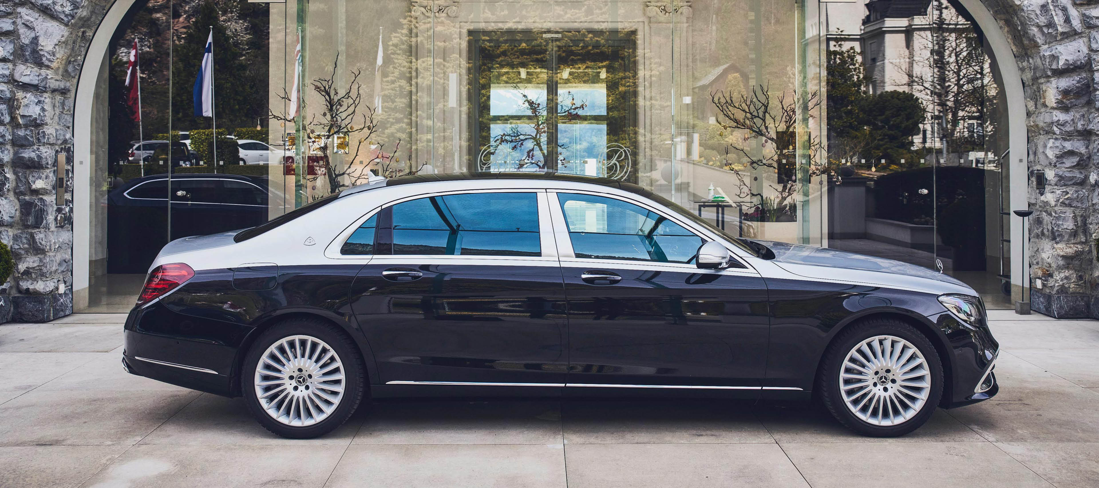 Maybach vor Hotel Mercedes-Maybach vor Hoteleingang