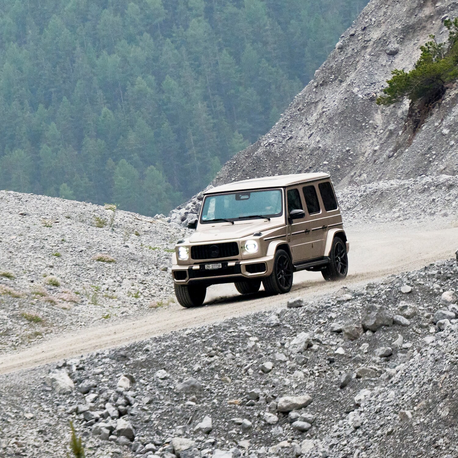 Véhicule Mercedes-Benz sur une route de montagne