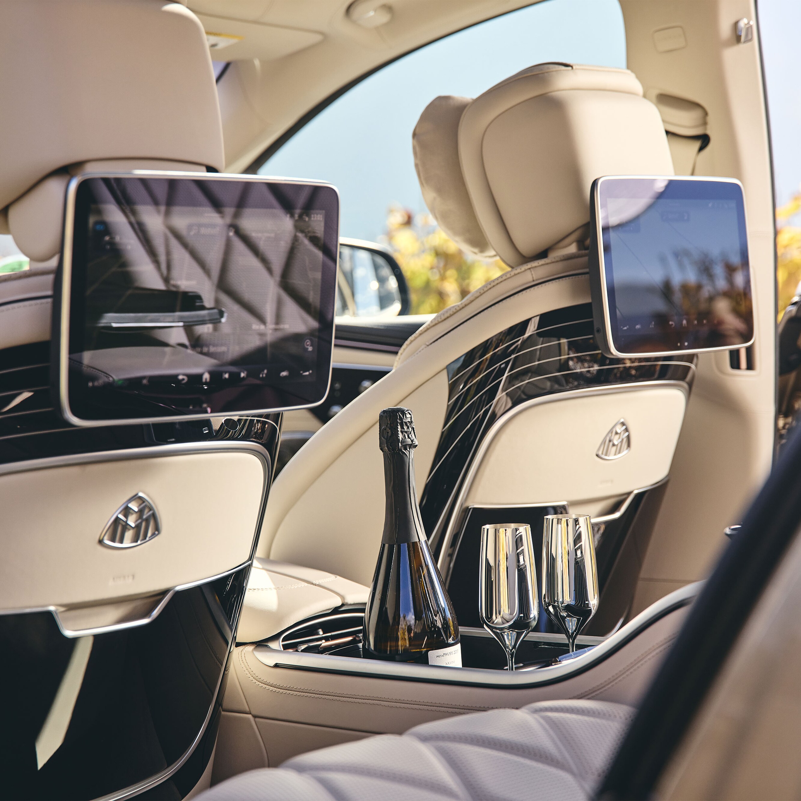 Der Mercedes-Maybach EQS 680 SUV in den Weinbergen von Winzer Steve Bettschen in La Sarraz.