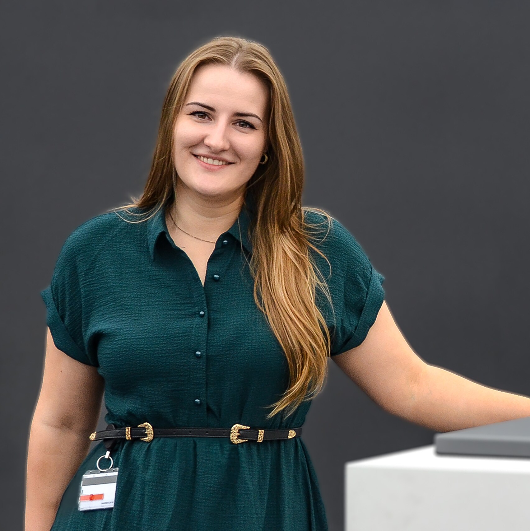 Junge Frau neben Sportwagenmodell 