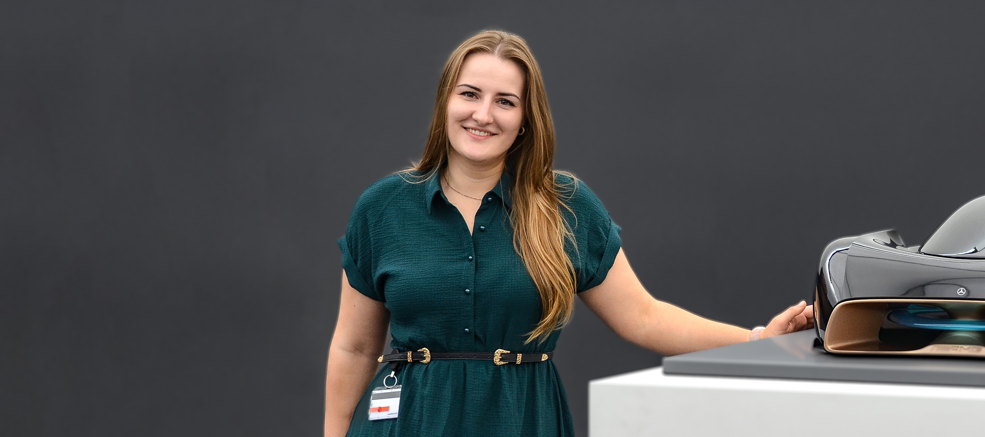 Junge Frau neben Sportwagenmodell Junge Frau neben Sportwagenmodell