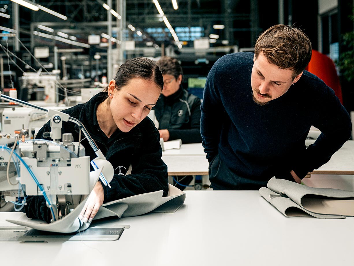 Le sellier Jan Prescha en visite à la MANUFAKTUR à Sindelfingen
