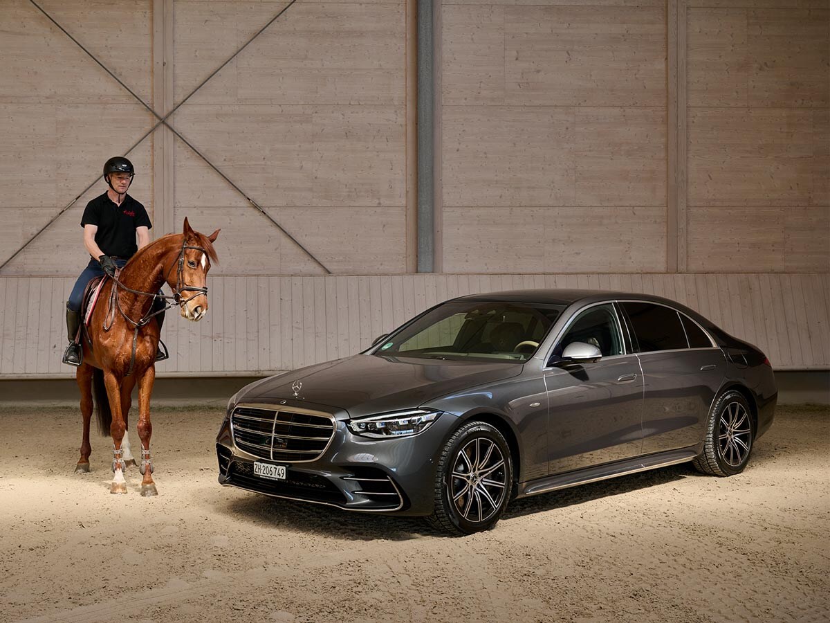 Mercedes-Benz Classe S avec équipement MANUFAKTUR à côté du sellier Philipp Seiler.