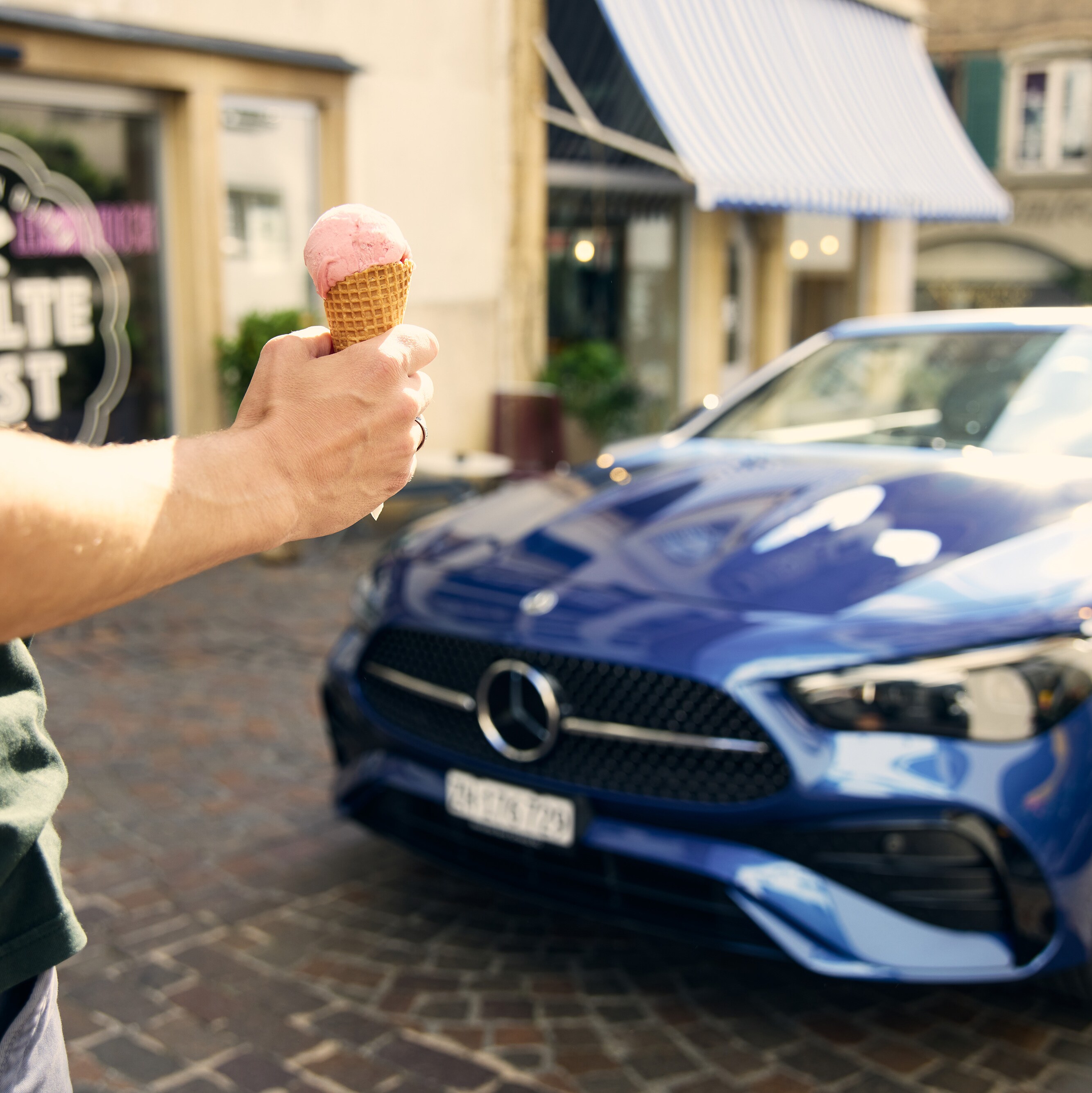 Das Mercedes-Benz CLE Cabriolet vor der Gelateria «KALTE LUST» in Olten.