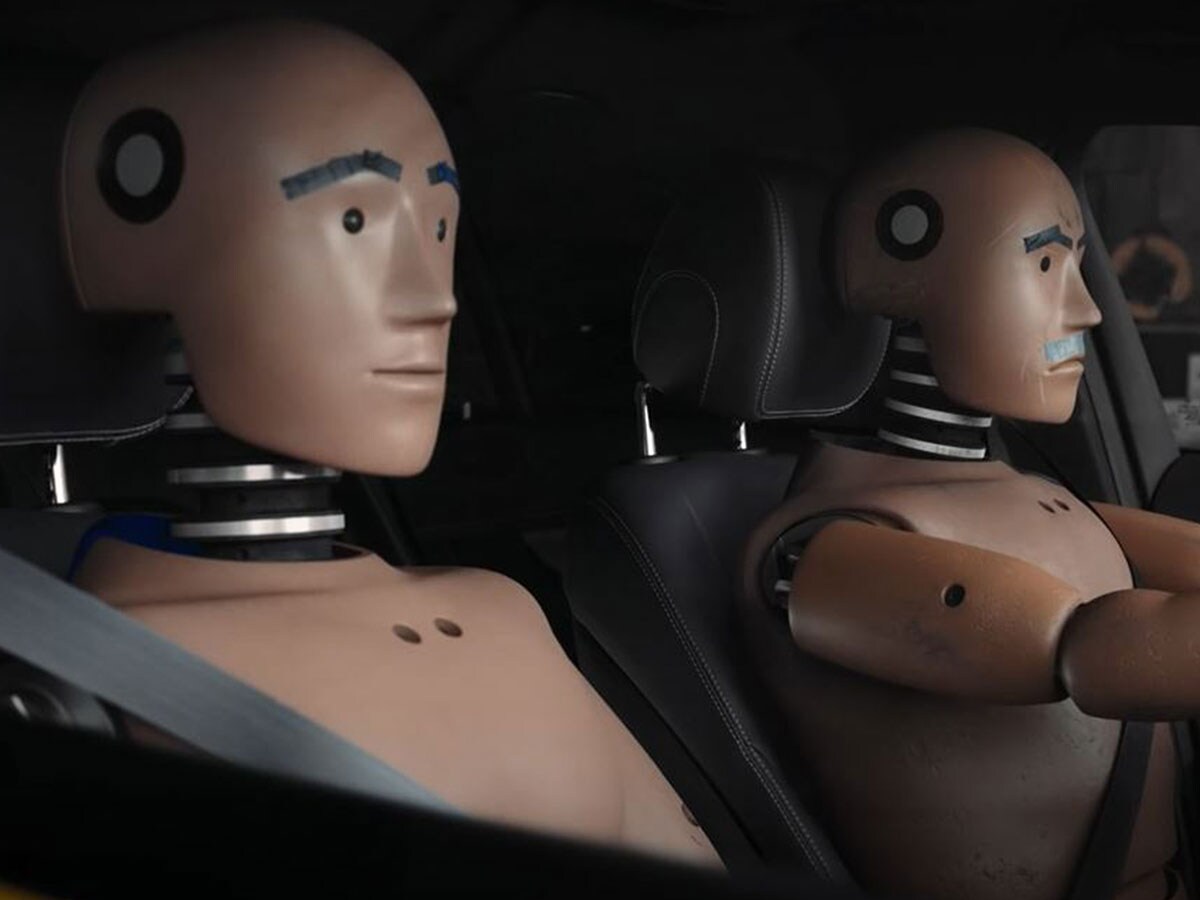 Tommy et Fred testent les freins dans leur Mercedes-Benz.