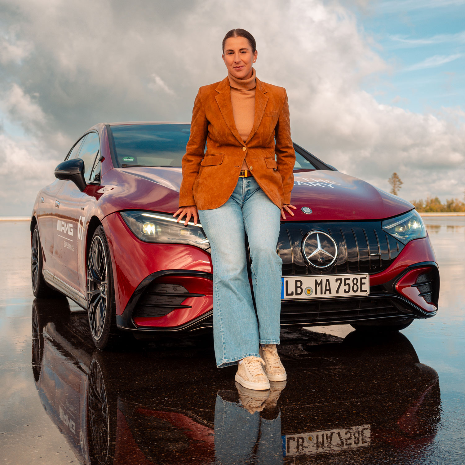 Belinda Bencic Belinda Bencic lehnt an einem roten Mercedes-AMG EQE 53.