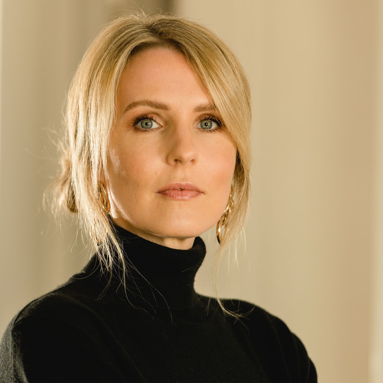 Portrait de Kristina Thaden, qui regarde directement l’objectif.
