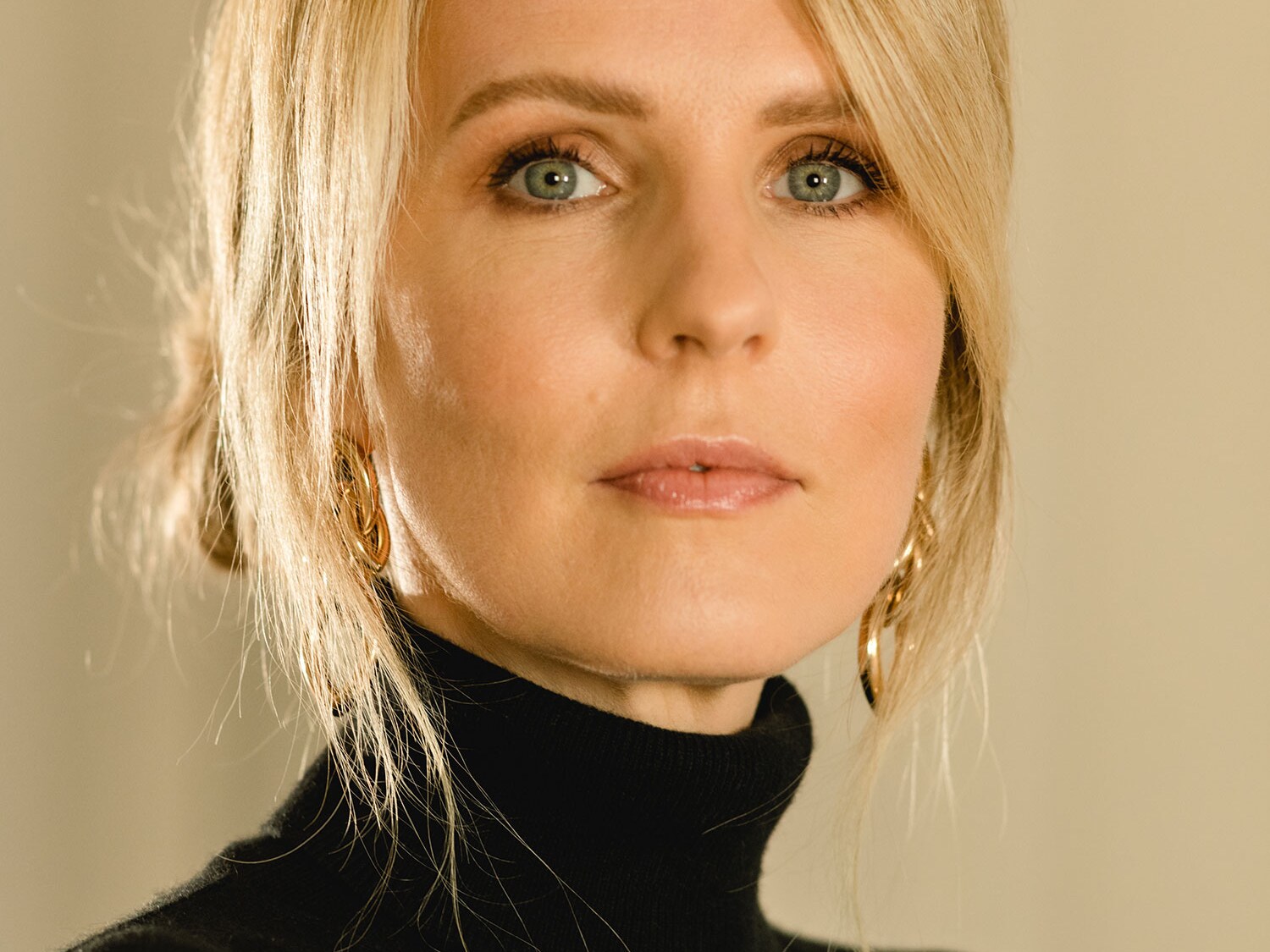 Portrait von Kristina Thaden, die direkt in die Kamera blickt.