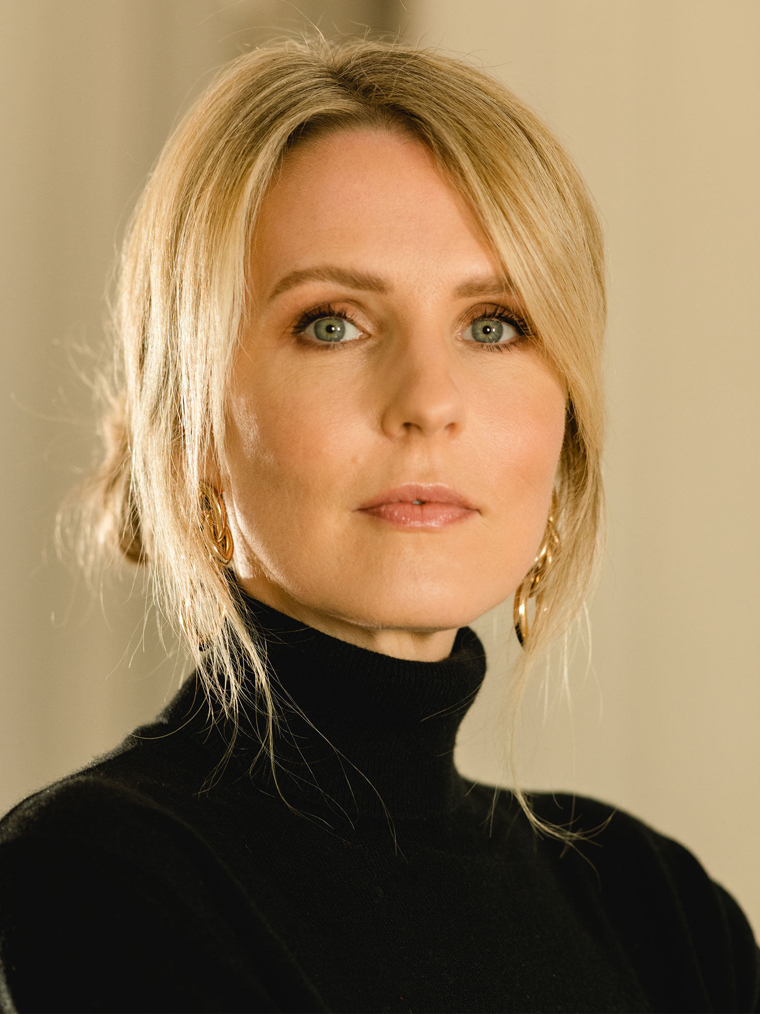 Kristina Thaden Portrait von Kristina Thaden, die direkt in die Kamera blickt.