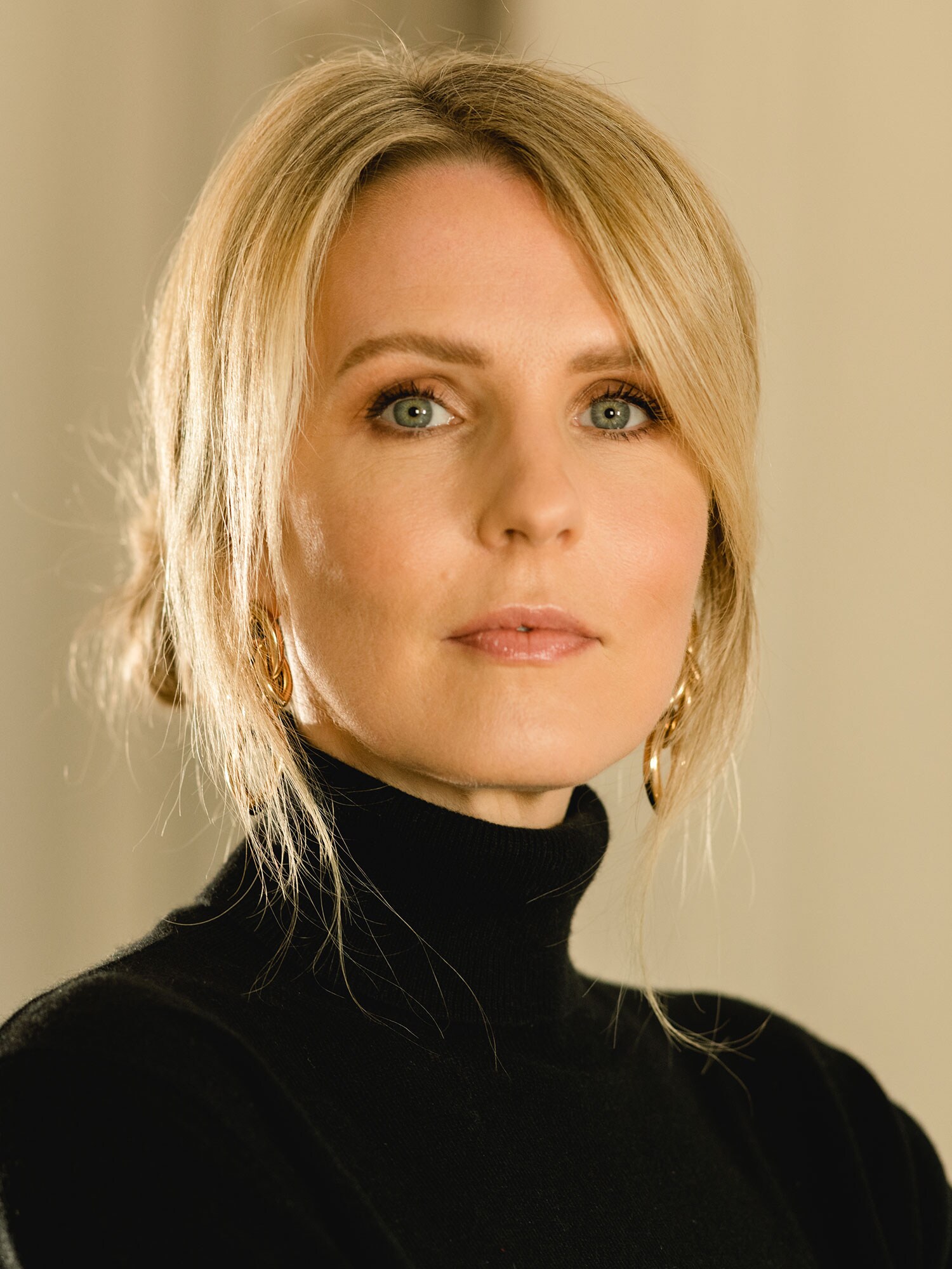 Portrait de Kristina Thaden, qui regarde directement l’objectif.