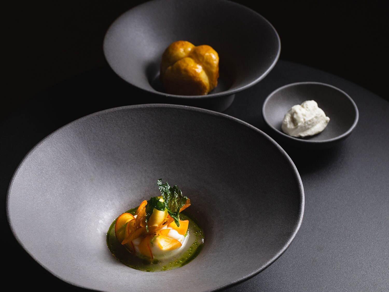 Elegant angerichtetes Dessert in minimalistischer Präsentation