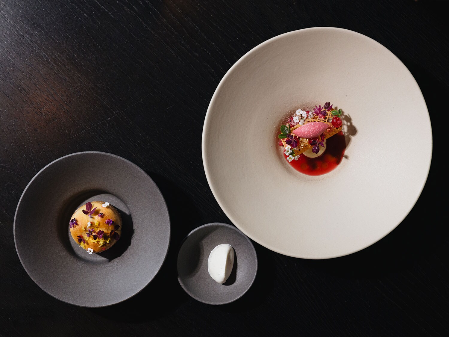 Modernes Fine-Dining-Dessert mit kunstvoller Präsentation