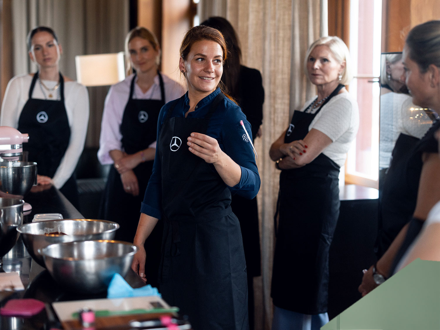 She’s Mercedes Patisserie Workshop Diverse Frauen nehmen an einem She’s Mercedes Patisserie-Workshop teil.