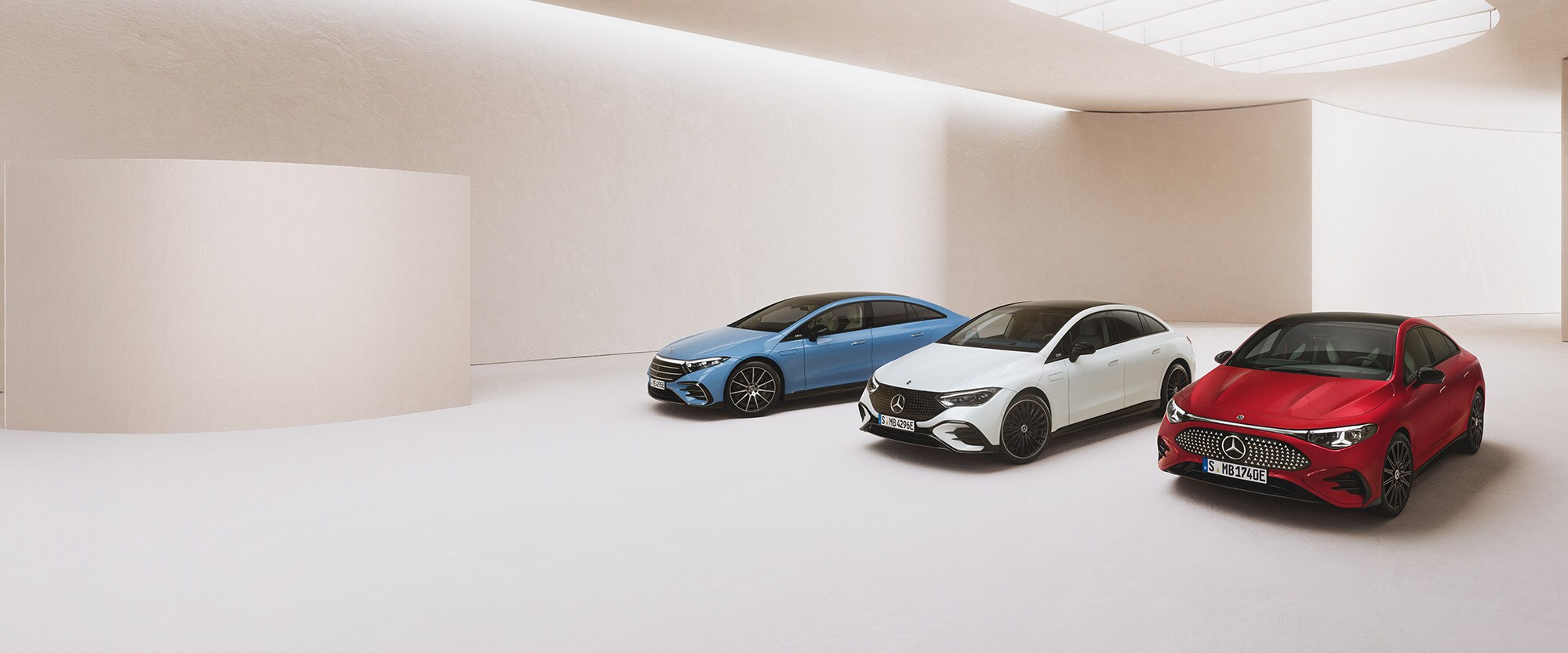 Trois véhicules Mercedes Benz