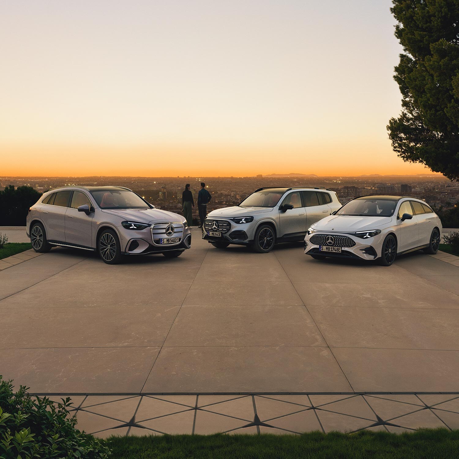 Trois véhicules Mercedes Benz