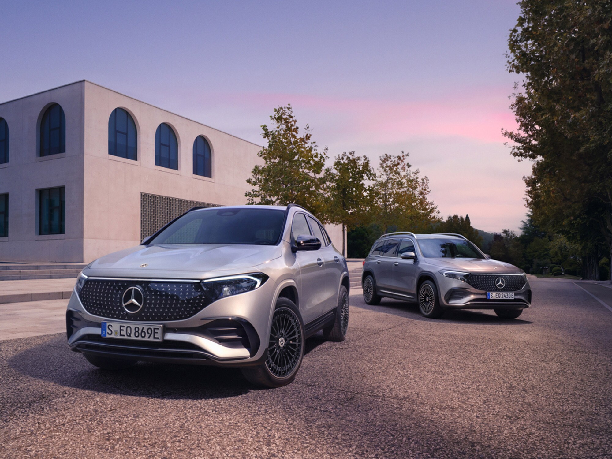 Zwei vollelektrische Fahrzeuge von Mercedes-Benz.