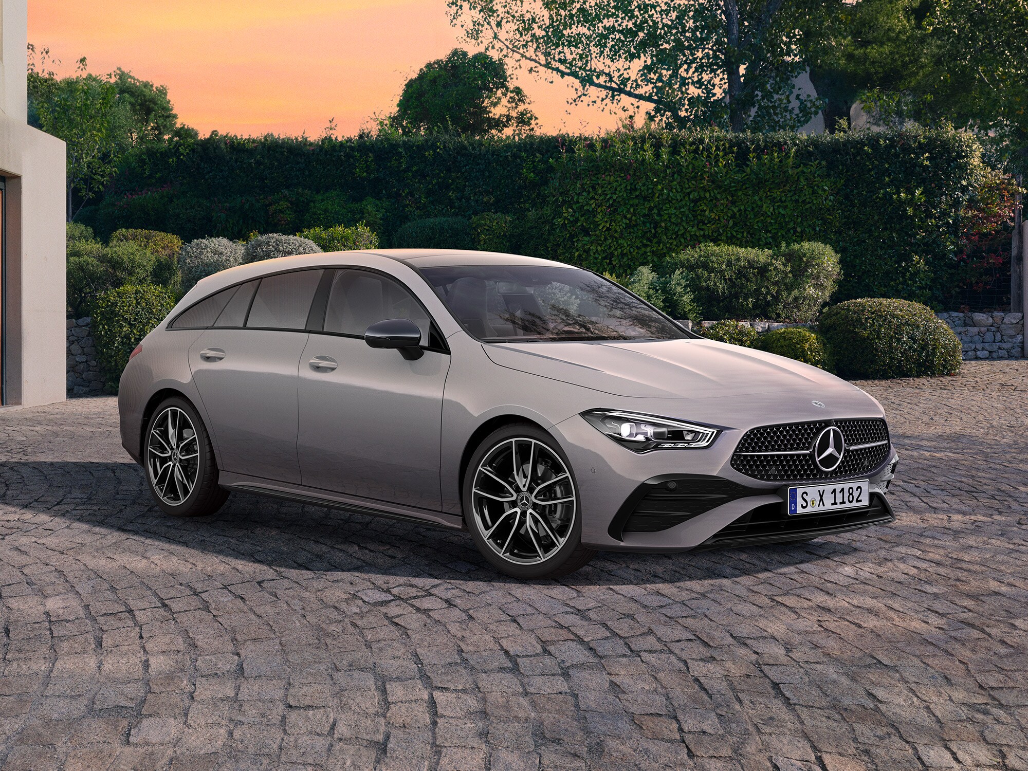 Mercedes-Benz CLA Shooting Brake seitlich geparkt vor einem modernen Gebäude mit Einfahrt.