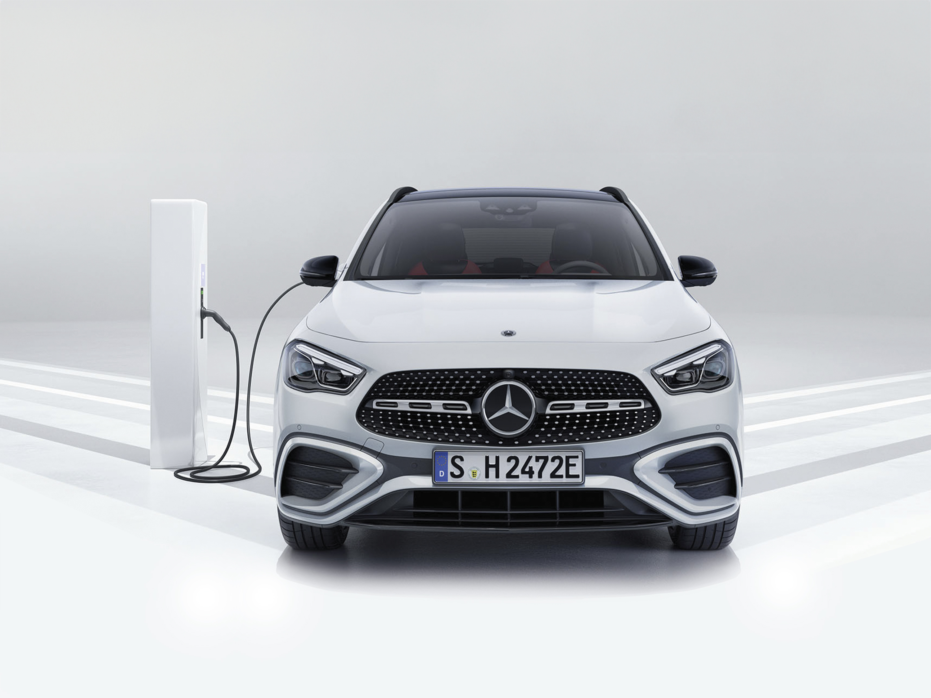 GLA «EQ Star» Mercedes bianca a una stazione di ricarica, vista frontale.