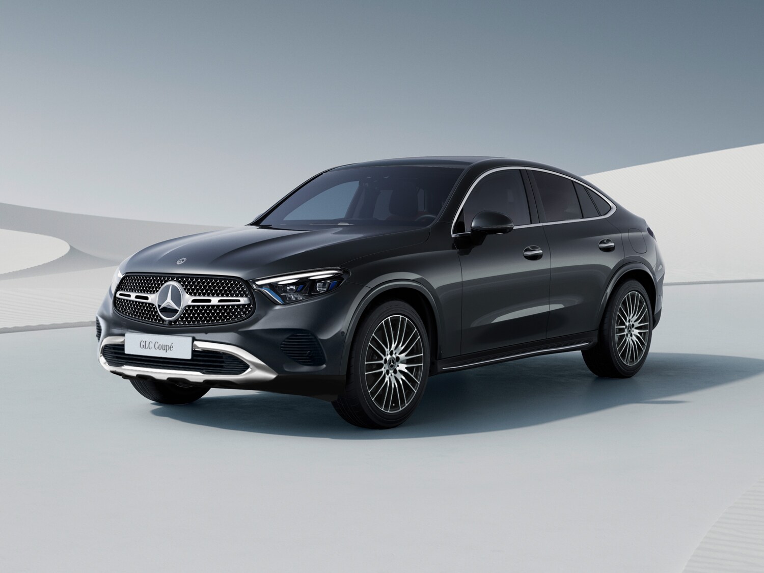 SUV Mercedes scuro in un ambiente chiaro e minimalista.