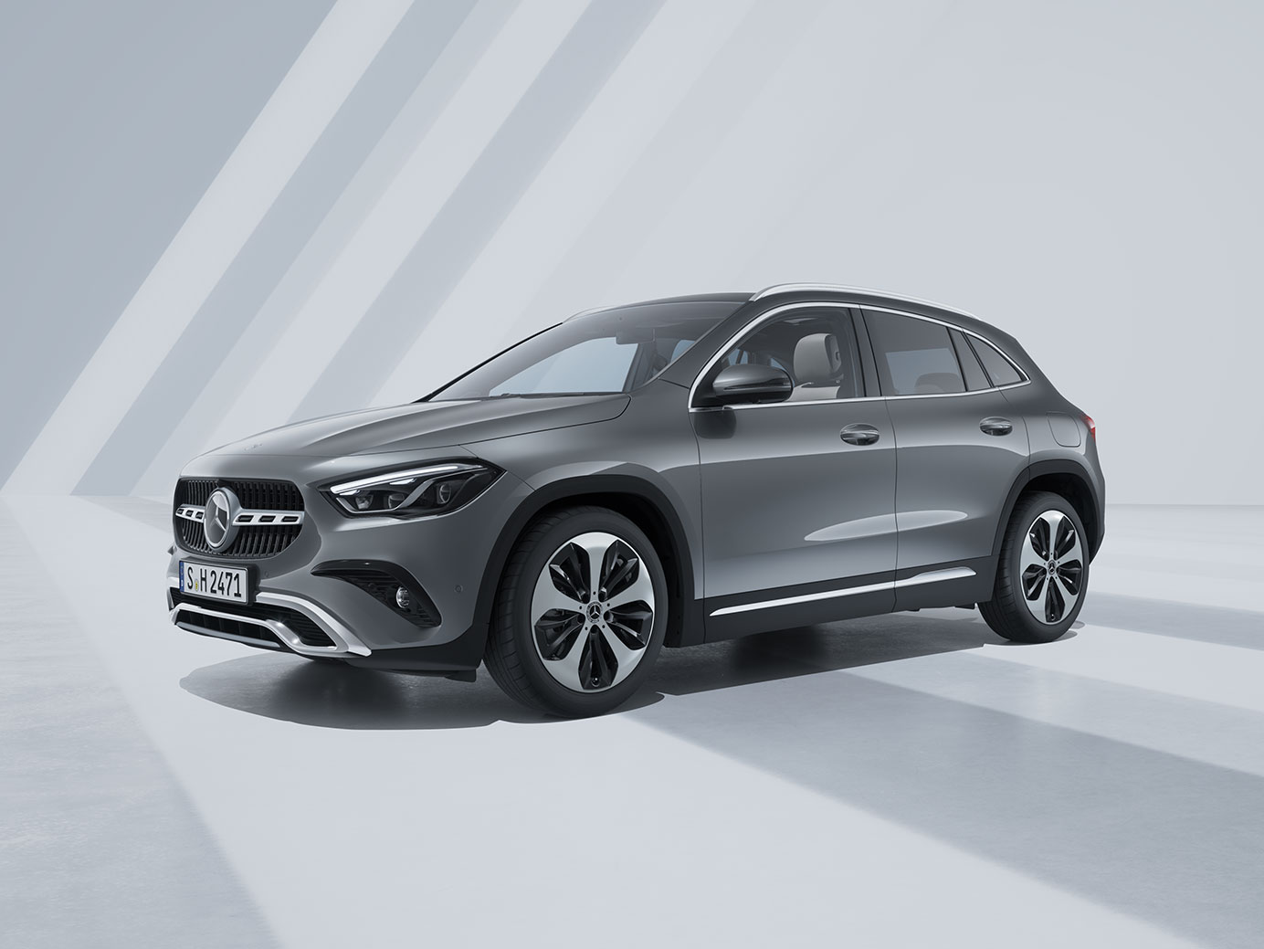 GLA «Night Star» SUV Mercedes grigio in un ambiente chiaro e geometrico.