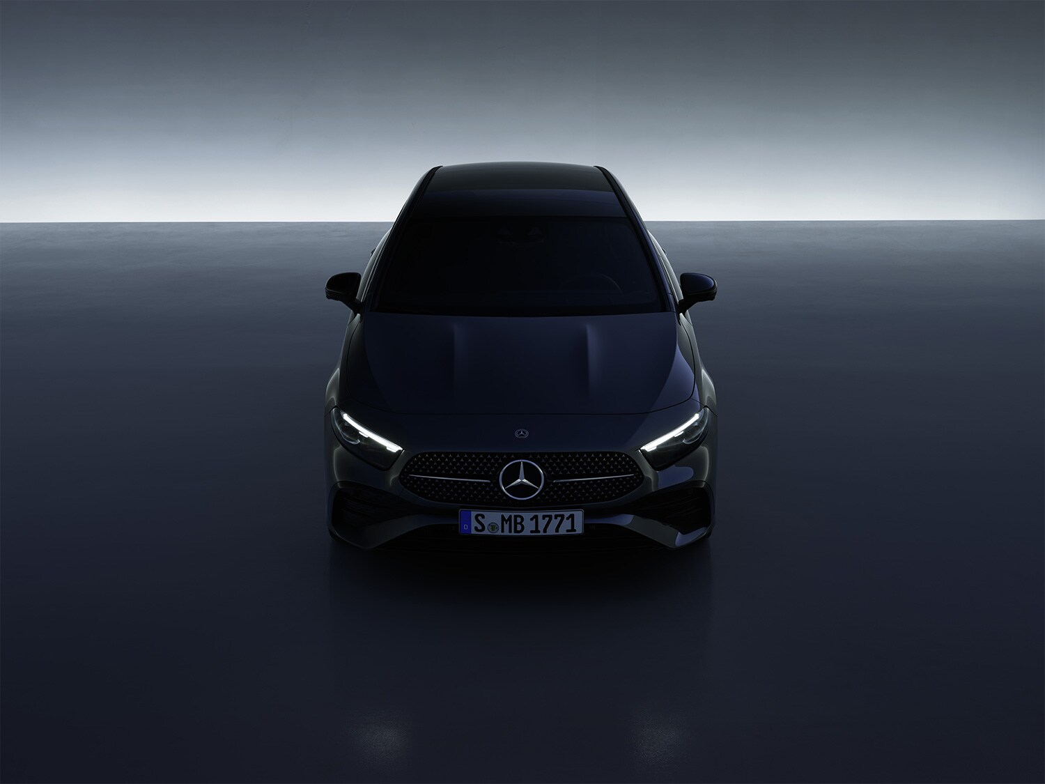 Mercedes scura di notte, vista frontale con luci LED accese.