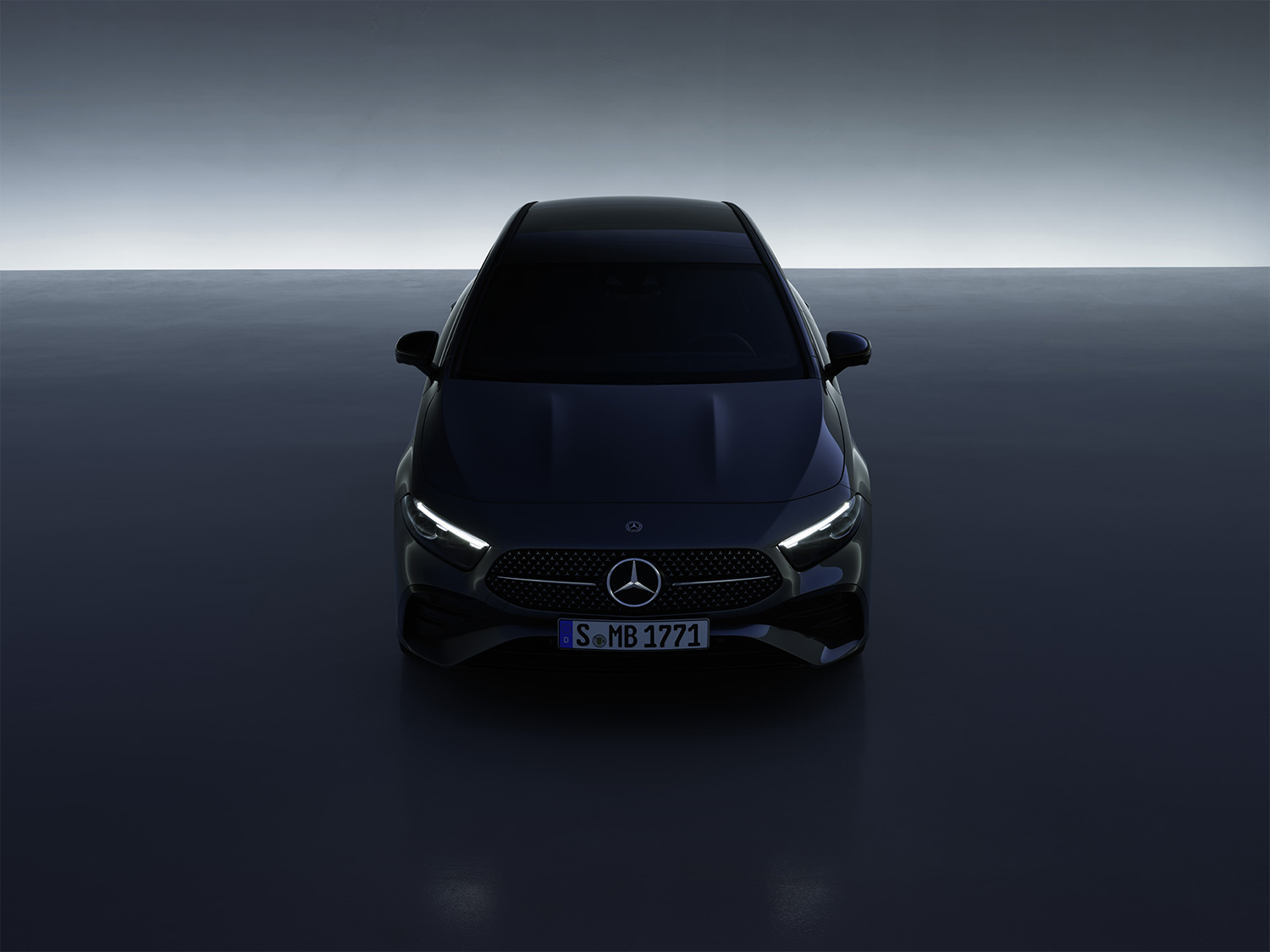 Classe A Berlina compatta «Night Star» Mercedes scura di notte, vista frontale con luci LED accese.