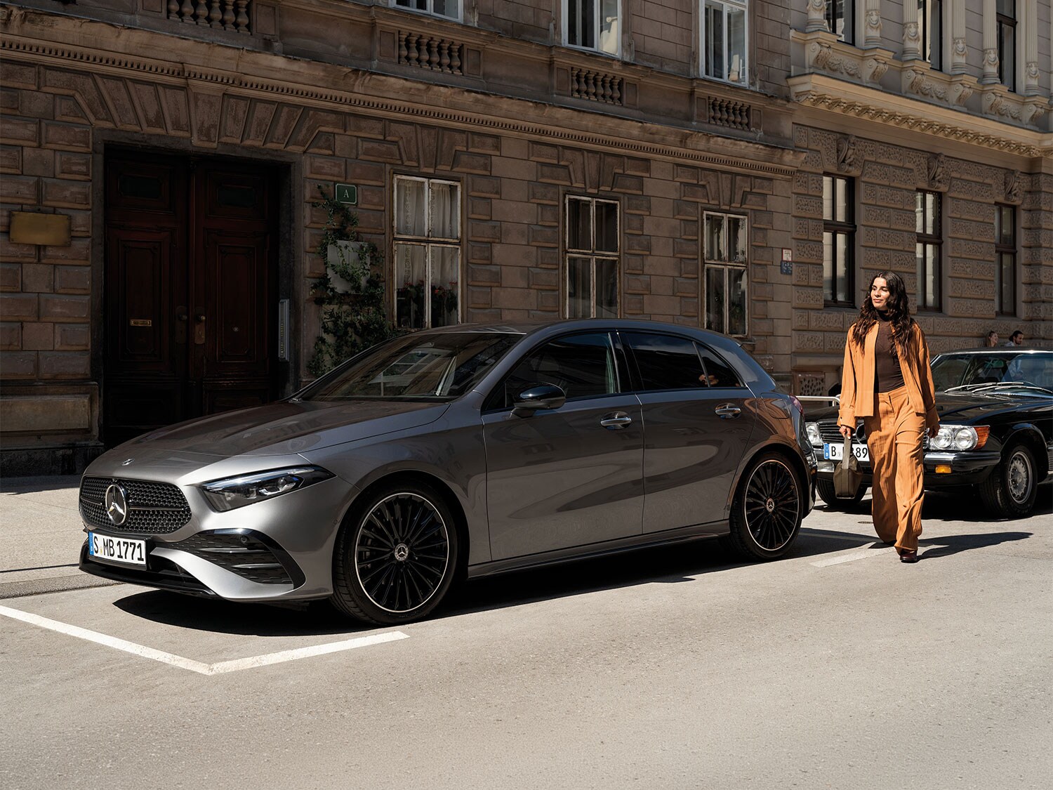 Une Mercedes-Benz Classe A grise dans une rue de la ville.