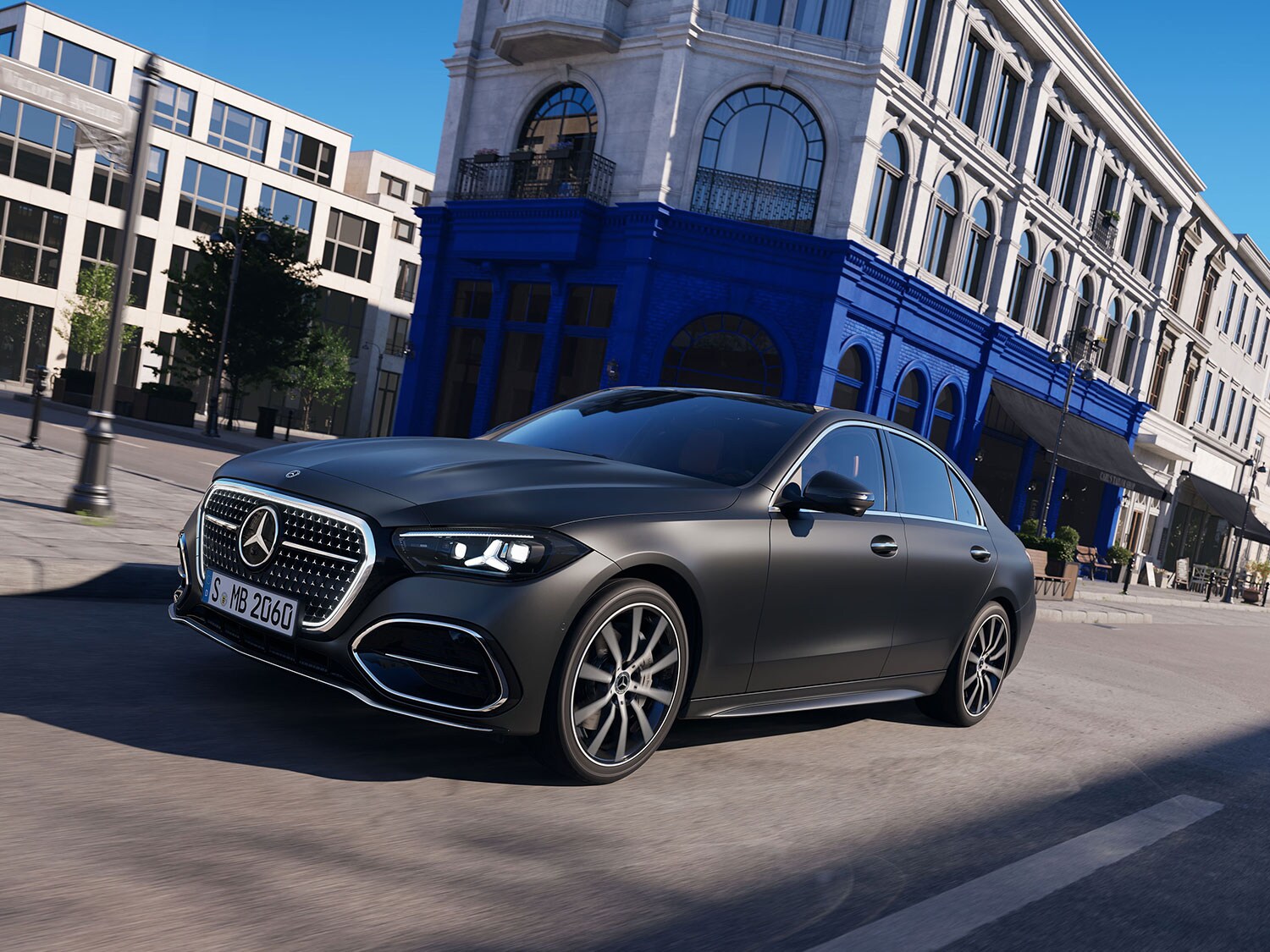 Une Mercedes-Benz CLA électrique en ville.