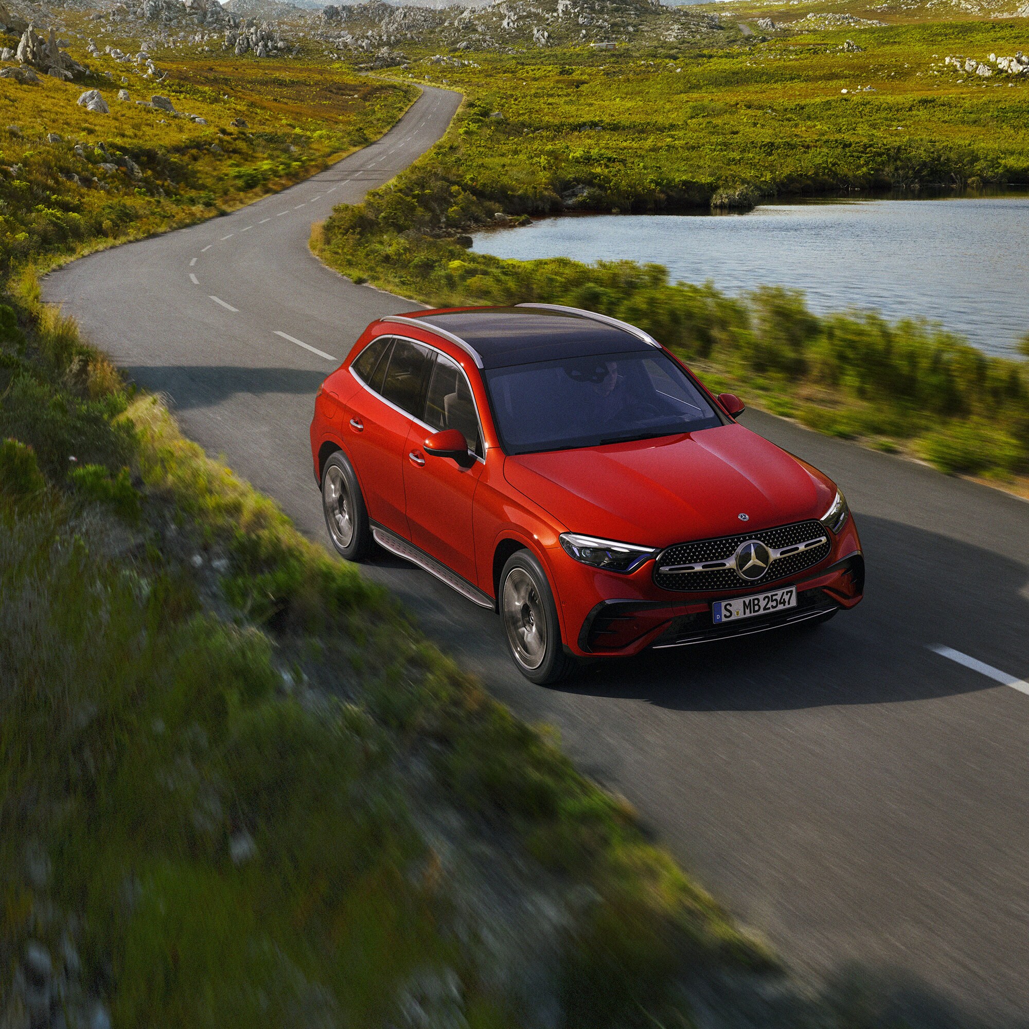 Roter Mercedes-Benz GLC auf kurviger Landstrasse.