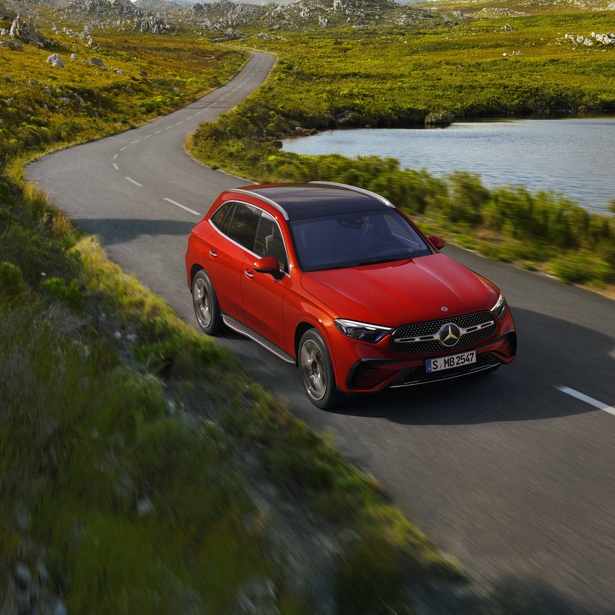 Mercedes-Benz GLC Roter Mercedes-Benz GLC auf kurviger Landstrasse.