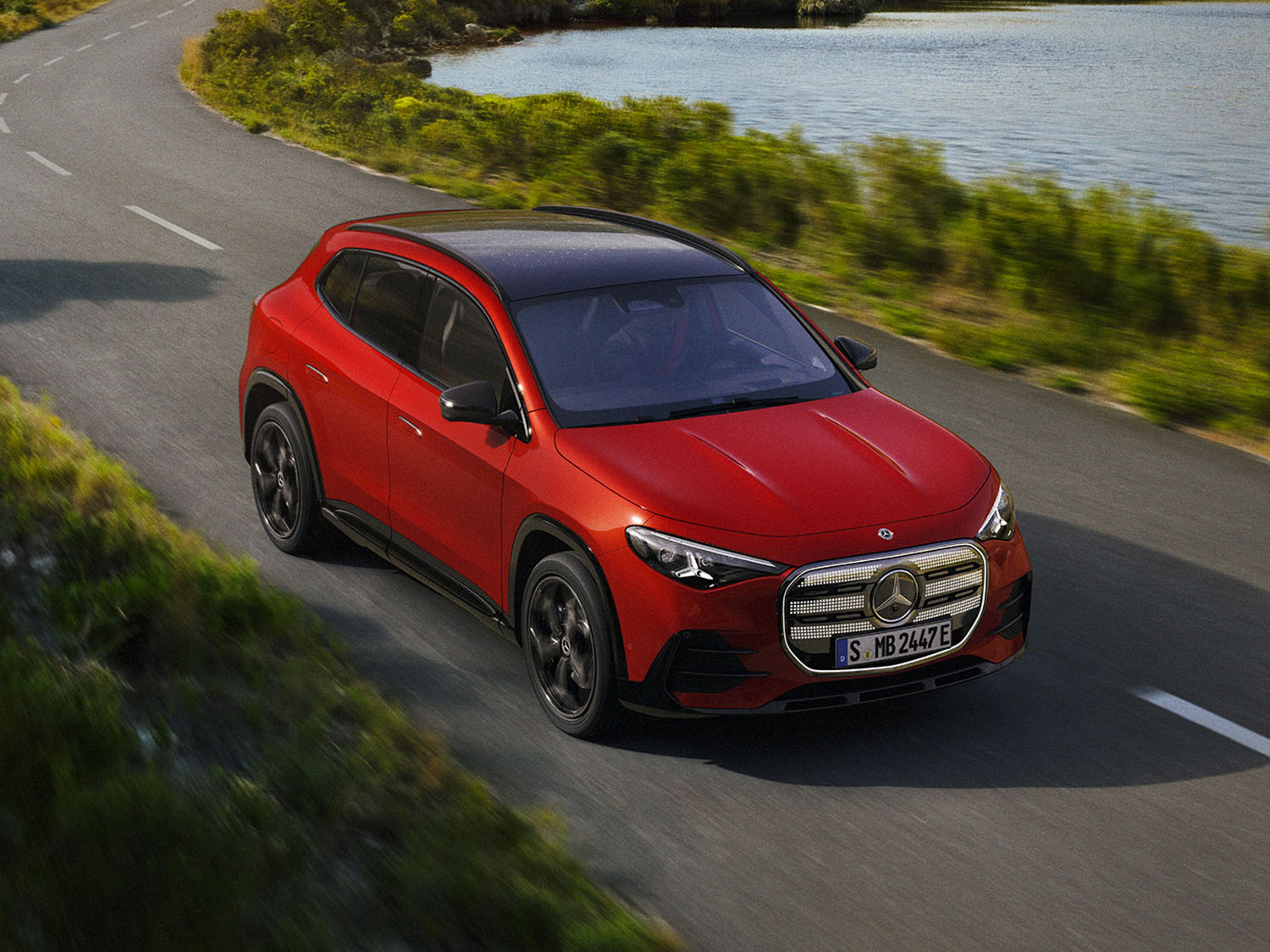 Mercedes-Benz GLA électrique Une Mercedes-Benz GLA électrique sur une route de campagne sinueuse.