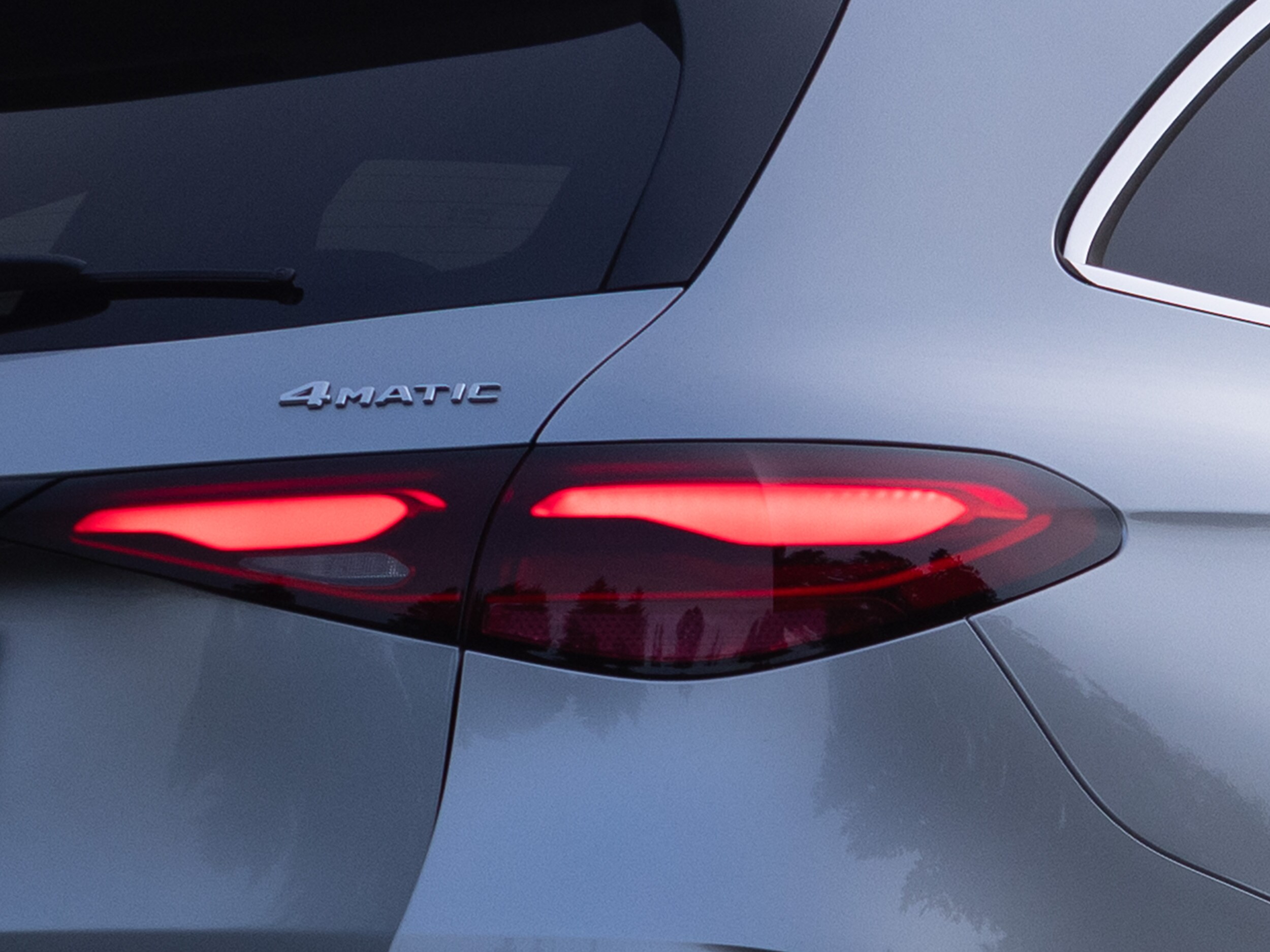 Vue arrière d’un SUV gris avec feux arrière LED.