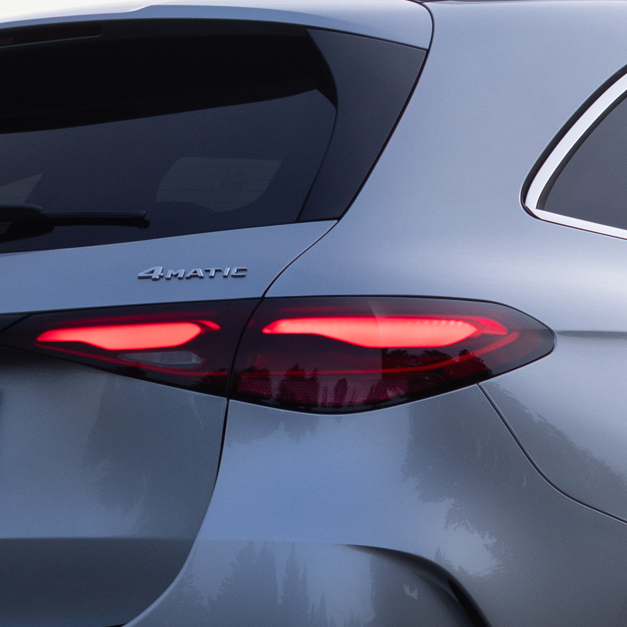 SUV gris avec feux arrière LED Vue arrière d’un SUV gris avec feux arrière LED.